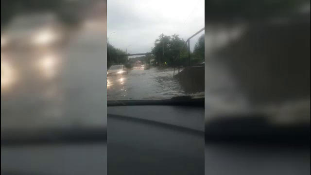 Noi furtuni violente în Moldova. Un bărbat a rămas blocat pe o insulă după ce râul Ozana s-a umflat rapid