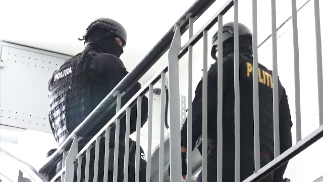 Un bărbat a fost atacat de o vecină cu probleme psihice, în holul blocului. L-a surprins cu un obiect ascuțit