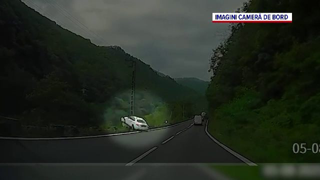 Momentul în care șoferul turc plonjează cu mașina în râul Olt. Ca prin minune, a scăpat aproape nevătămat