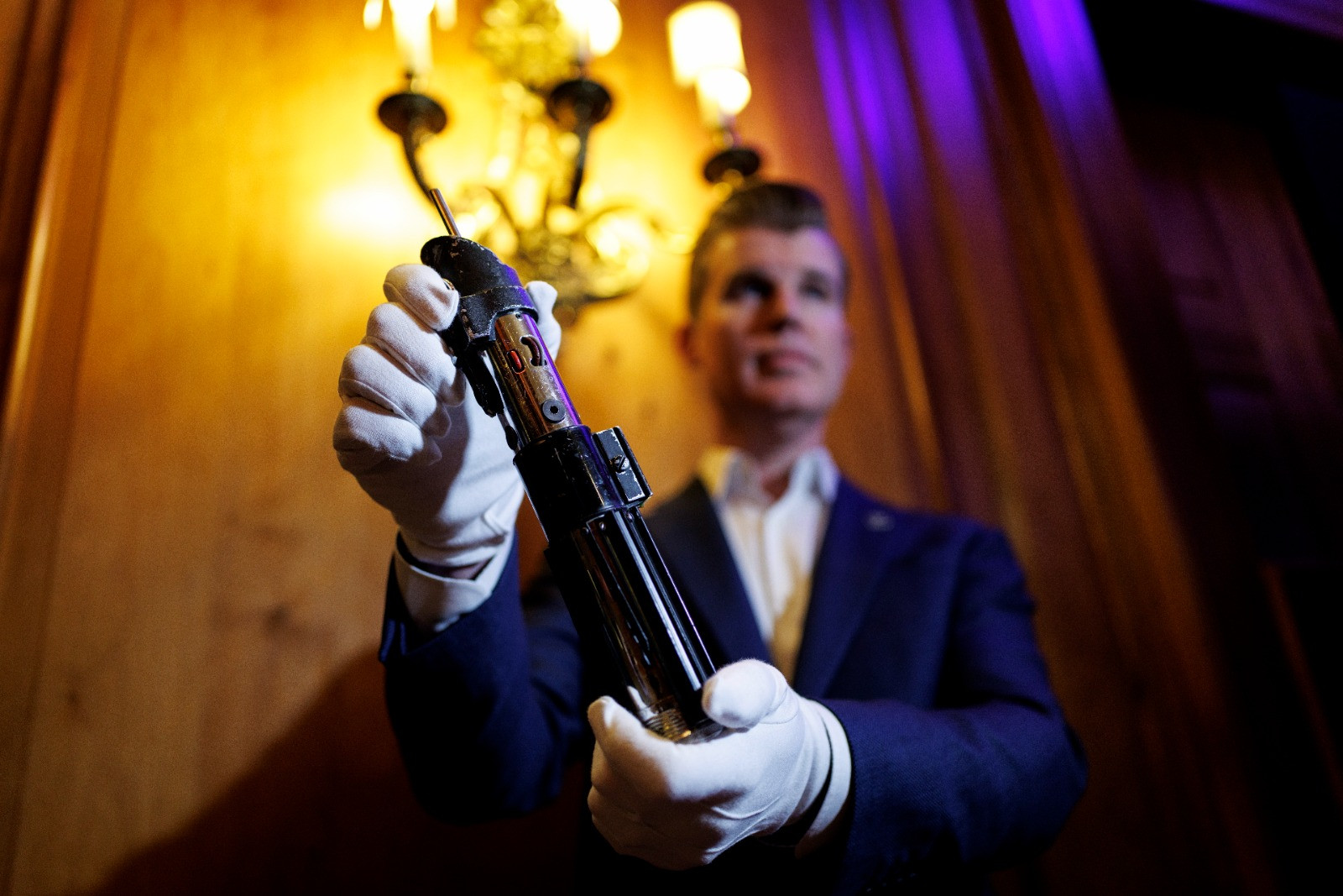 Sabia laser a lui Darth Vader a fost expusă înaintea unei licitații la care ar putea fi vândută cu 3 milioane de dolari