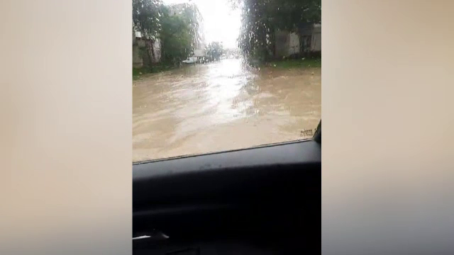 O ploaie torențială a făcut prăpăd în Iași. Mai multe străzi inundate, după ce sistemul de canalizare a cedat