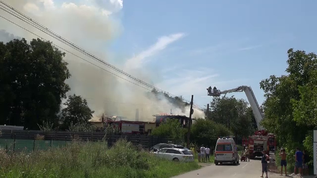 Un incendiu cumplit a distrus două locuințe, în Bacău. Proprietarii erau plecați în pelerinaj la o mănăstire