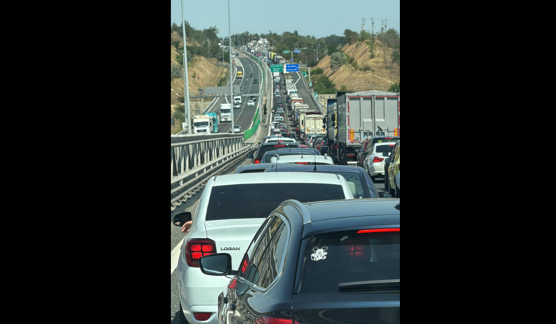 Coloană de 13 km pe Autostrada Soarelui. Traficul a fost oprit din cauza unui incendiu de vegetație
