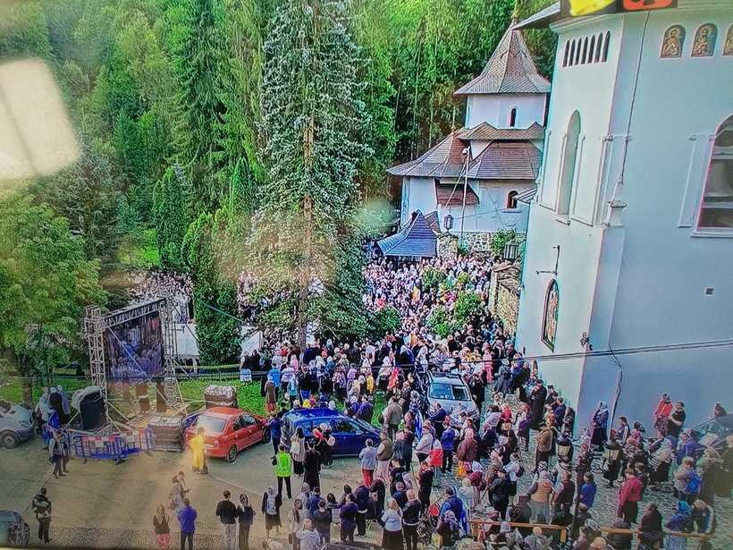 Zeci de persoane cu simptome similare au cerut ajutor medical în timpul slujbei de canonizare a Sfinților Paisie și Cleopa