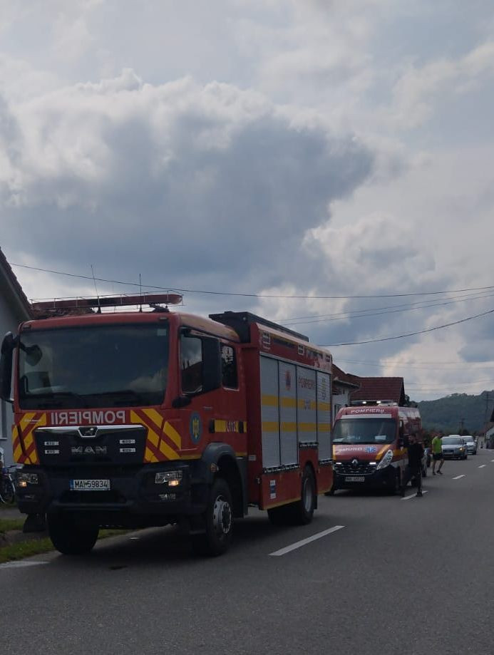 Un copil și un bărbat au murit după ce s-au electrocutat lângă o piscină gonflabilă, în Sibiu