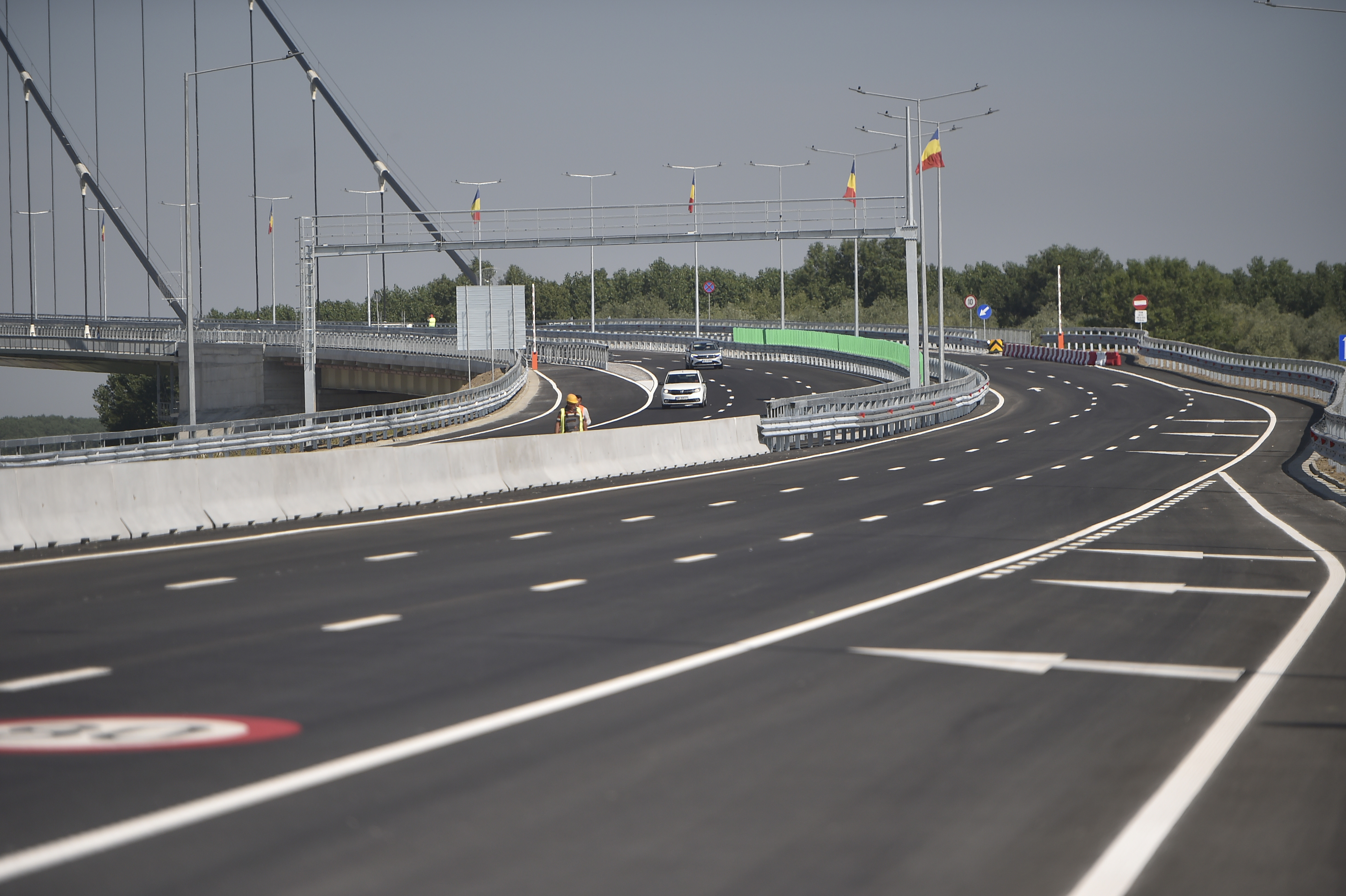 Noi probleme la Podul suspendat de la Brăila. Apa iese prin asfalt, iar cauza rămâne un mister