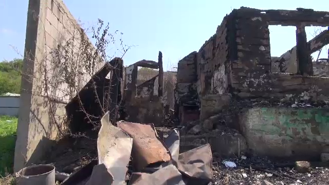 O familie a rămas fără adăpost, după ce două case au fost mistuite de flăcări în Bacău. „S-a topit tot”