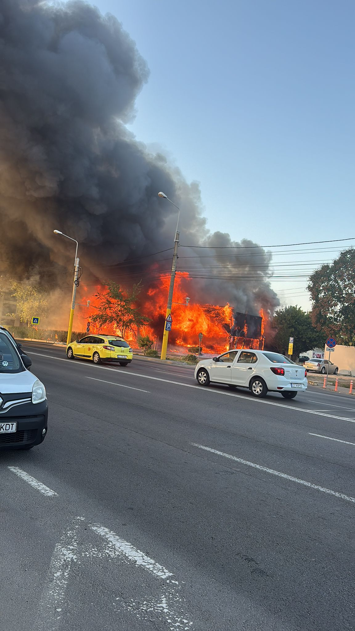 Incendiu puternic în Mamaia. Arde clădirea fostului club Bellagio. VIDEO