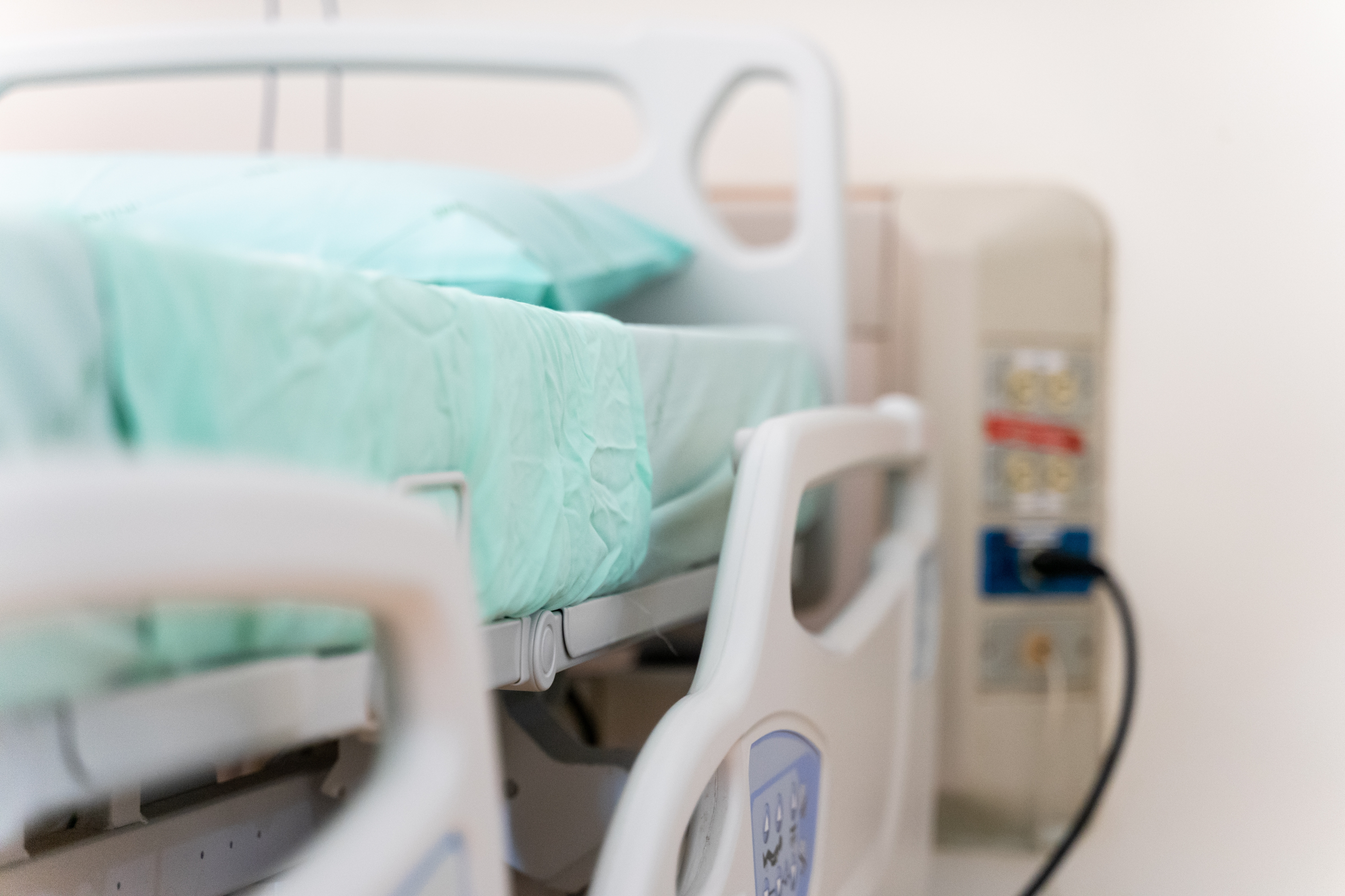 O tânără de 19 ani a murit la o săptămână după ce a născut. Ancheta vizează posibile erori medicale la Maternitatea Brașov