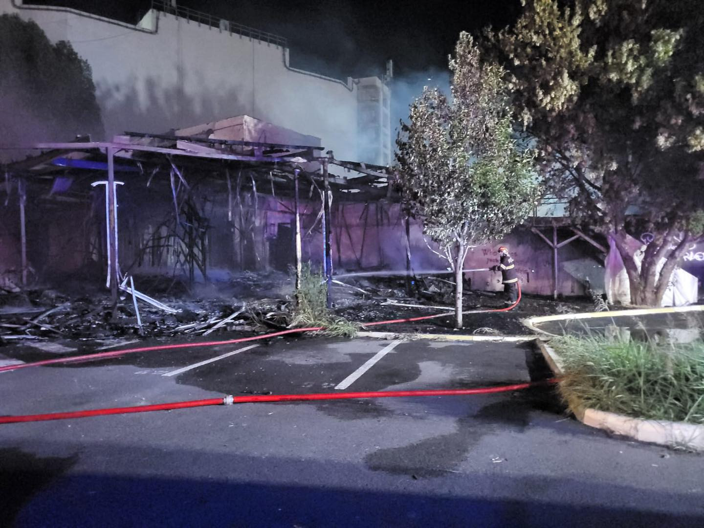 Incendiu în incinta fostei Grădini de Vară din Mamaia. Au ars mai multe gherete | FOTO