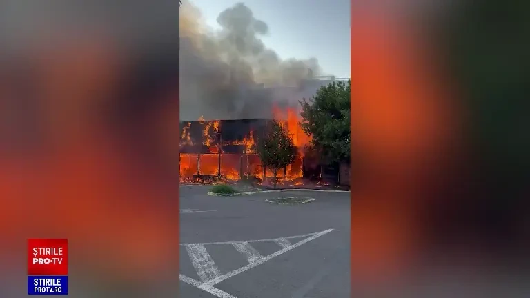 Incendiu puternic în stațiunea Mamaia. Flăcările au cuprins un fost club