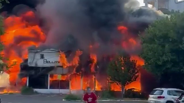 Celebru club din Mamaia, mistuit de flăcări uriașe. Focul a afectat și Grădina de Vară. ”N-am văzut așa ceva în viața mea”