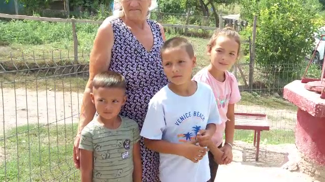 Rebeca visează să înceapă școală într-o rochiță roz, iar frățiorii ei în haine noi. ”Un copil trebuie să fie frumos și demn”