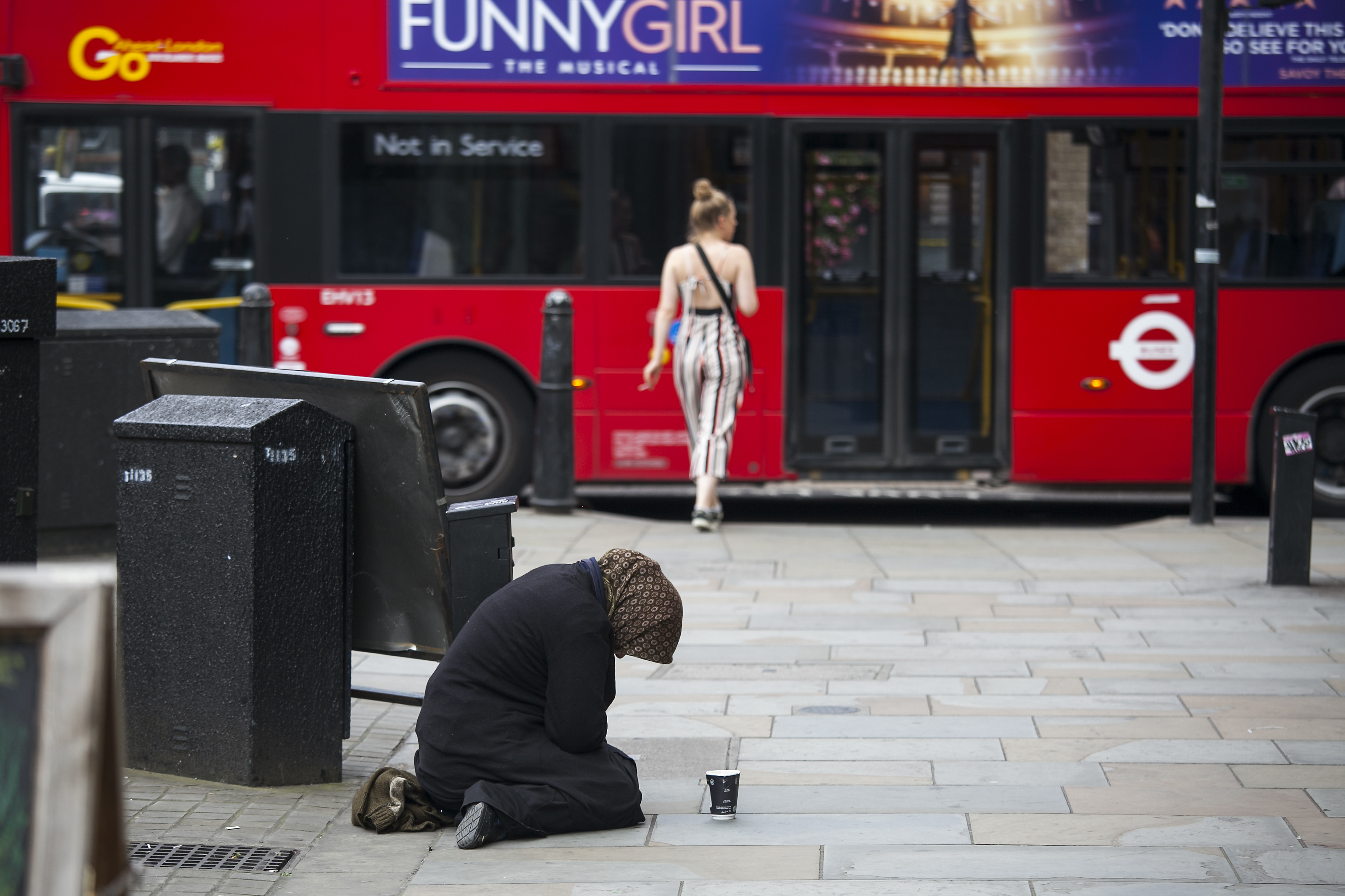 Ministrul englez al Persoanelor fără Adăpost a demisionat după ce și-a lăsat pe drumuri propriii chiriași. Ce s-a întâmplat