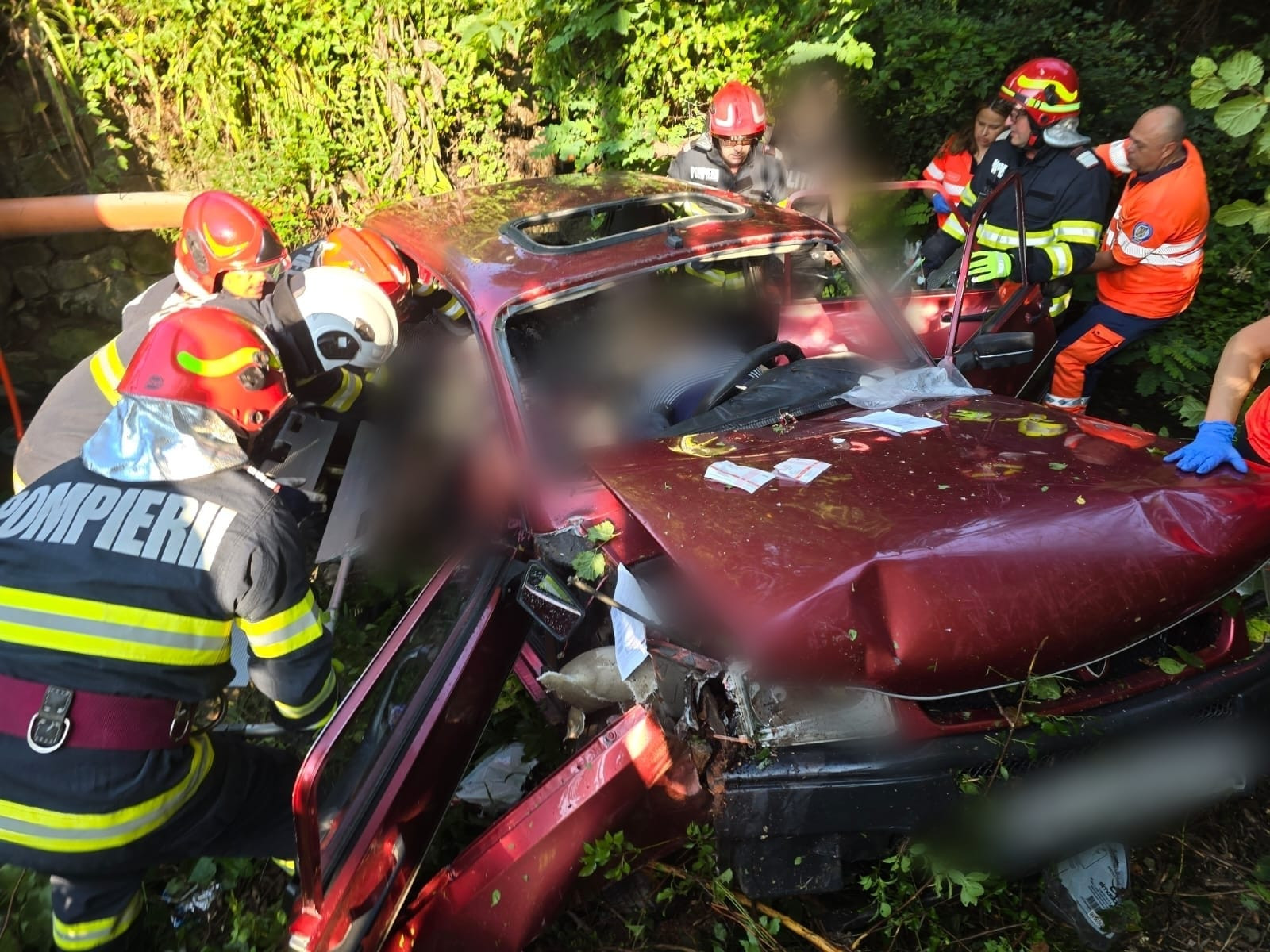 O femeie de 78 de ani a murit după ce maşina pe care o conducea a căzut într-o râpă, în Prahova. Trei pasagere au fost rănite