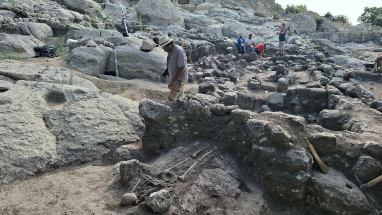 Arheologii bulgari au descoperit ”Orașul Hobiților”. Așezarea se află într-un loc sacru, locuit acum 8.000 de ani | FOTO