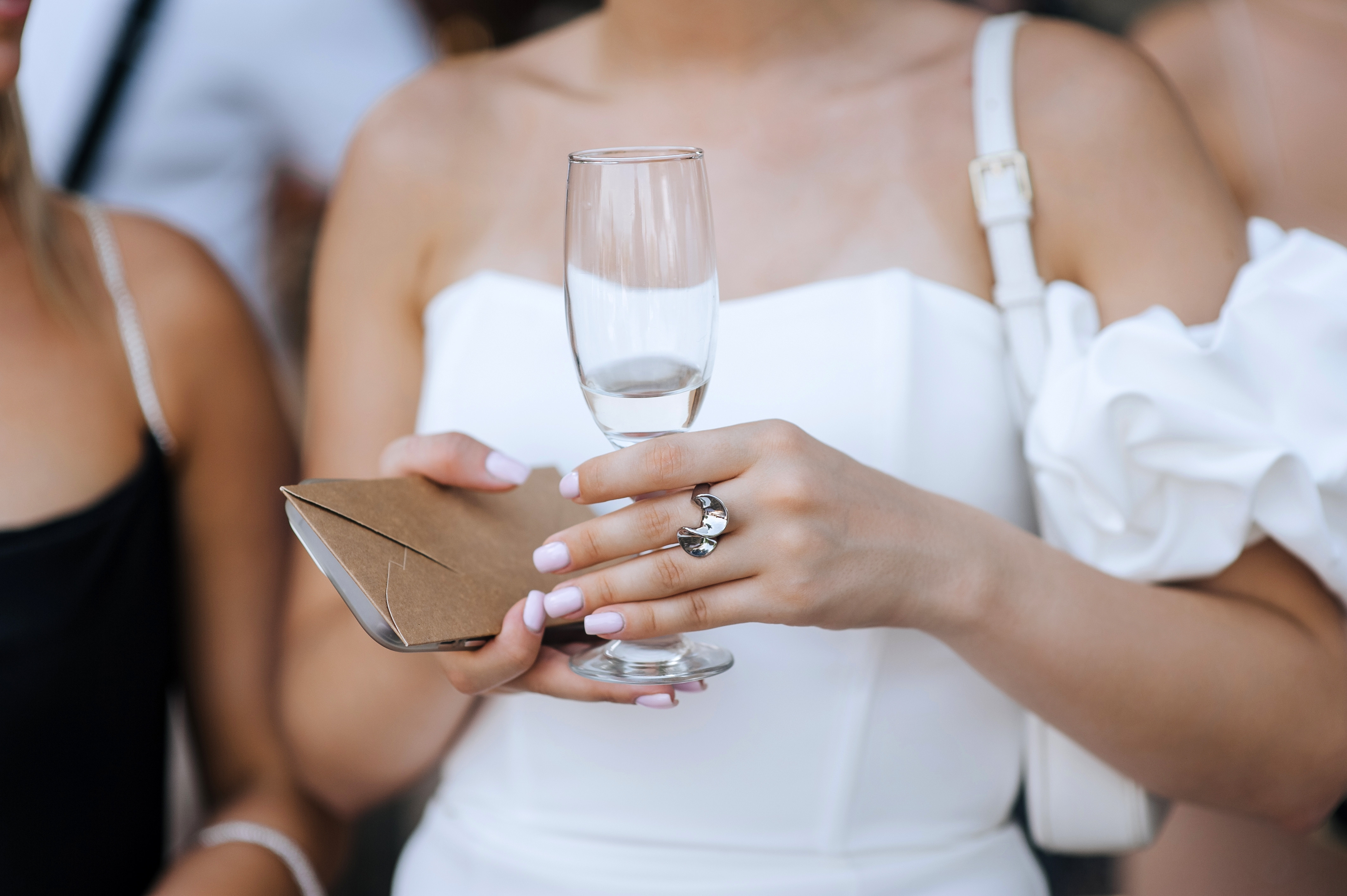 Un cuplu din UK a observat un bărbat misterios la nunta lor, în fotografii, dar nu știau cine este. Au aflat abia după 4 ani