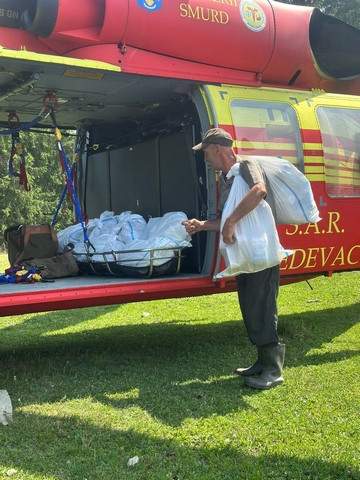 Brânză evacuată cu elicopterul Black Hawk de la stânele izolate din zona Broșteni