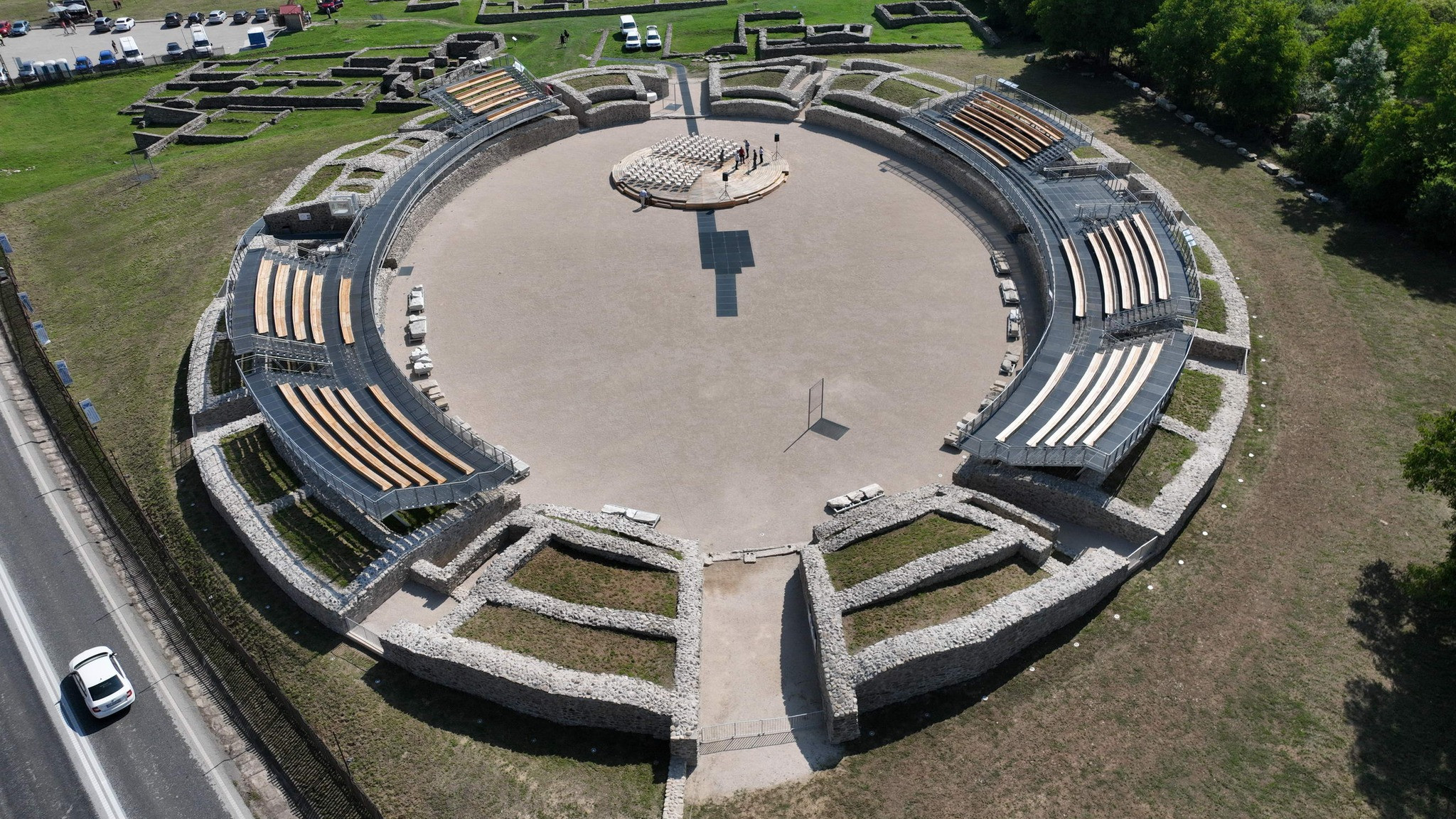 Amfiteatrul roman de la Ulpia Traiana Sarmizegetusa a fost redeschis. Cum arată după ce a fost restaurat. FOTO