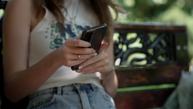 România are cel mai mare procent de adolescenți dependenți de rețelele sociale. Vara, timpul petrecut pe telefon crește