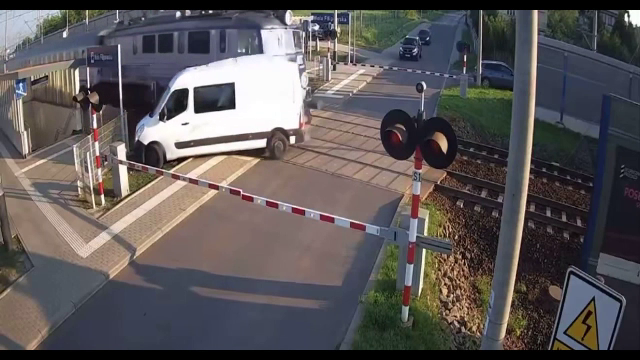 Un șofer a scăpat miraculos, după ce duba sa a fost lovită de tren, în Polonia | VIDEO