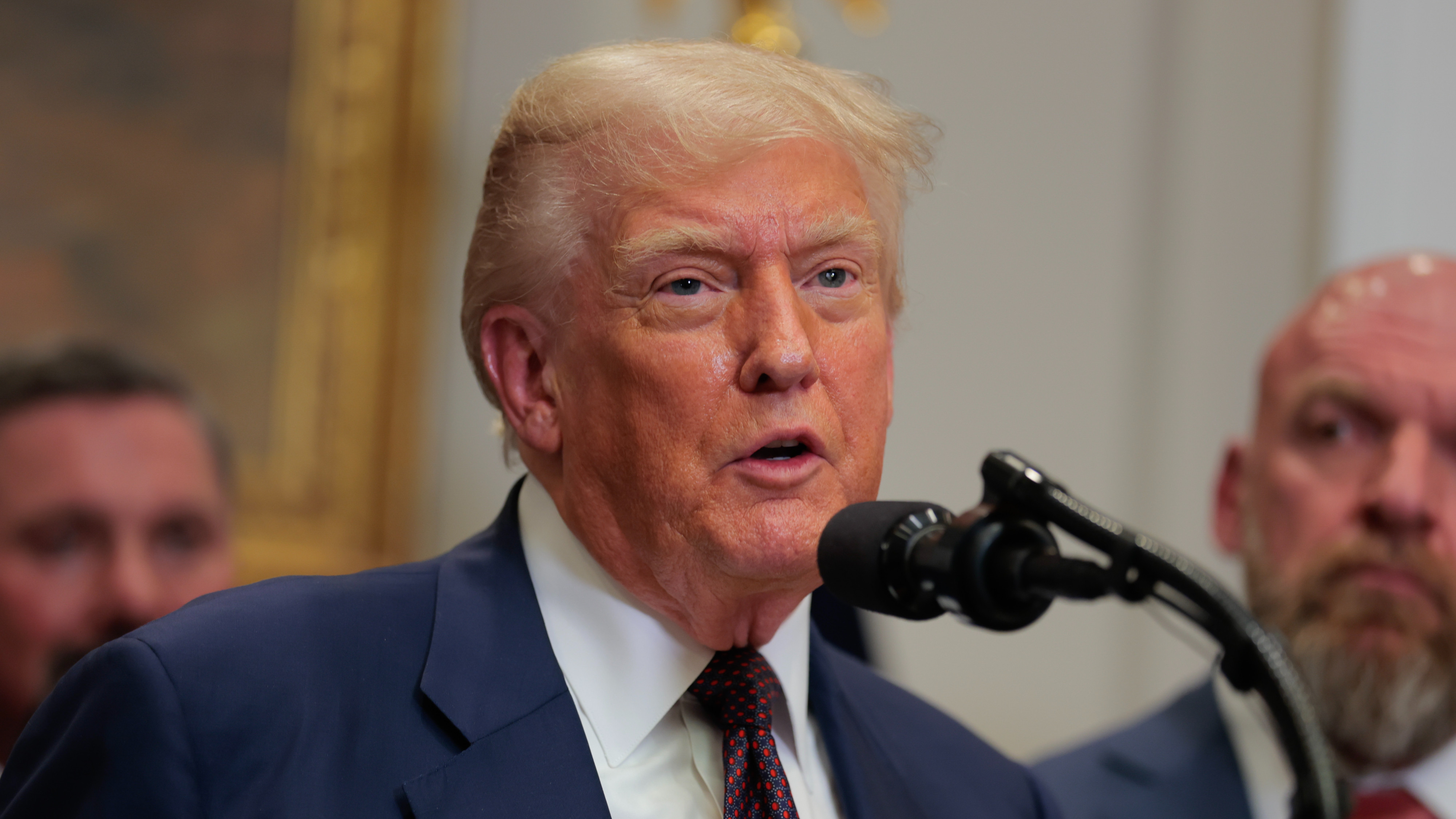 Trump simplifică regulile de mediu pentru a accelera lansările spațiale comerciale. SpaceX și Musk beneficiază direct