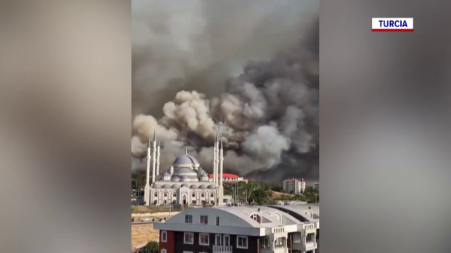 Incendii devastatoare în Grecia și Turcia. Zeci de sate au fost evacuate, iar traficul maritim a fost suspendat