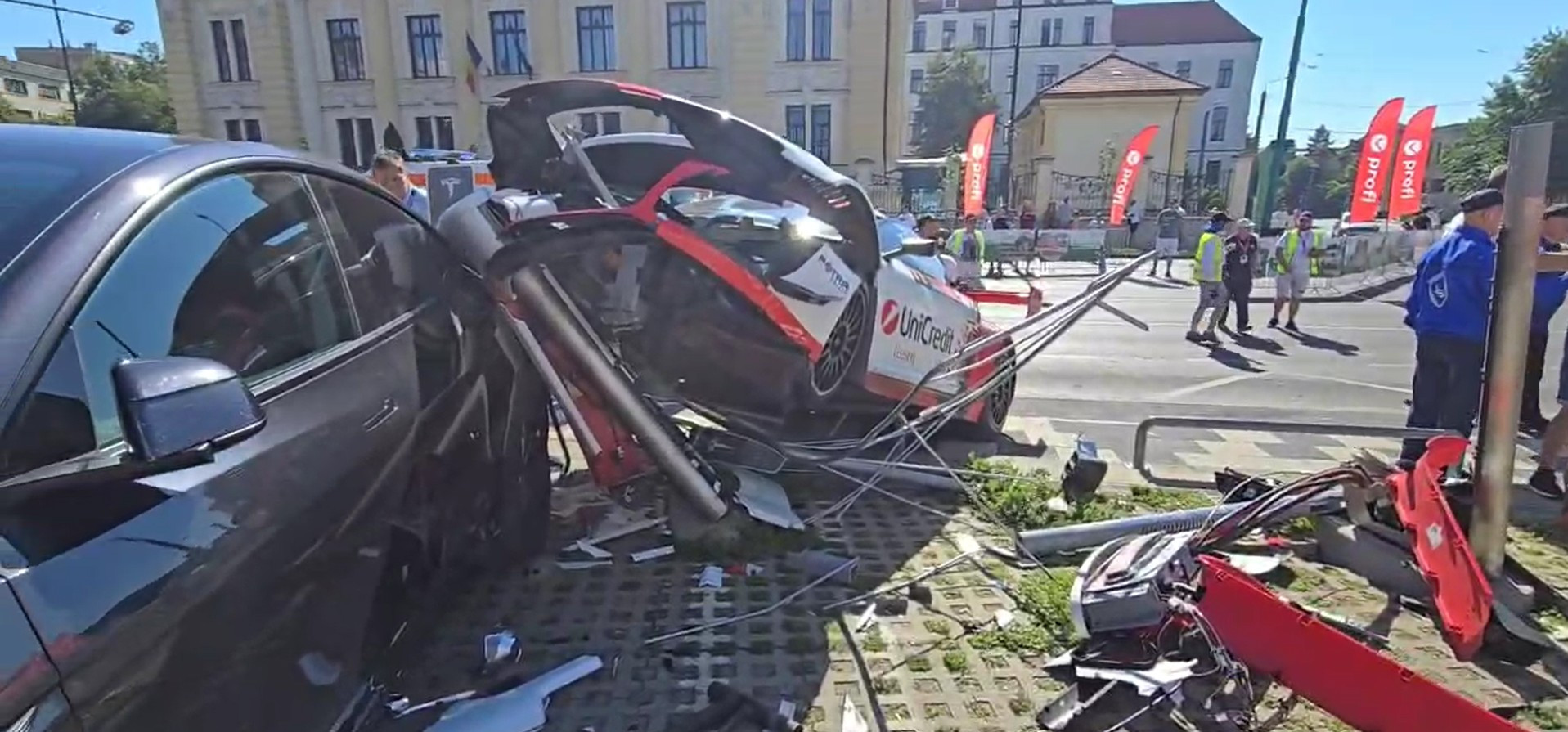 Fiul lui Mihai Leu a fost implicat într-un accident grav într-un raliu. Mașina lui a rupt un parapet de beton. VIDEO
