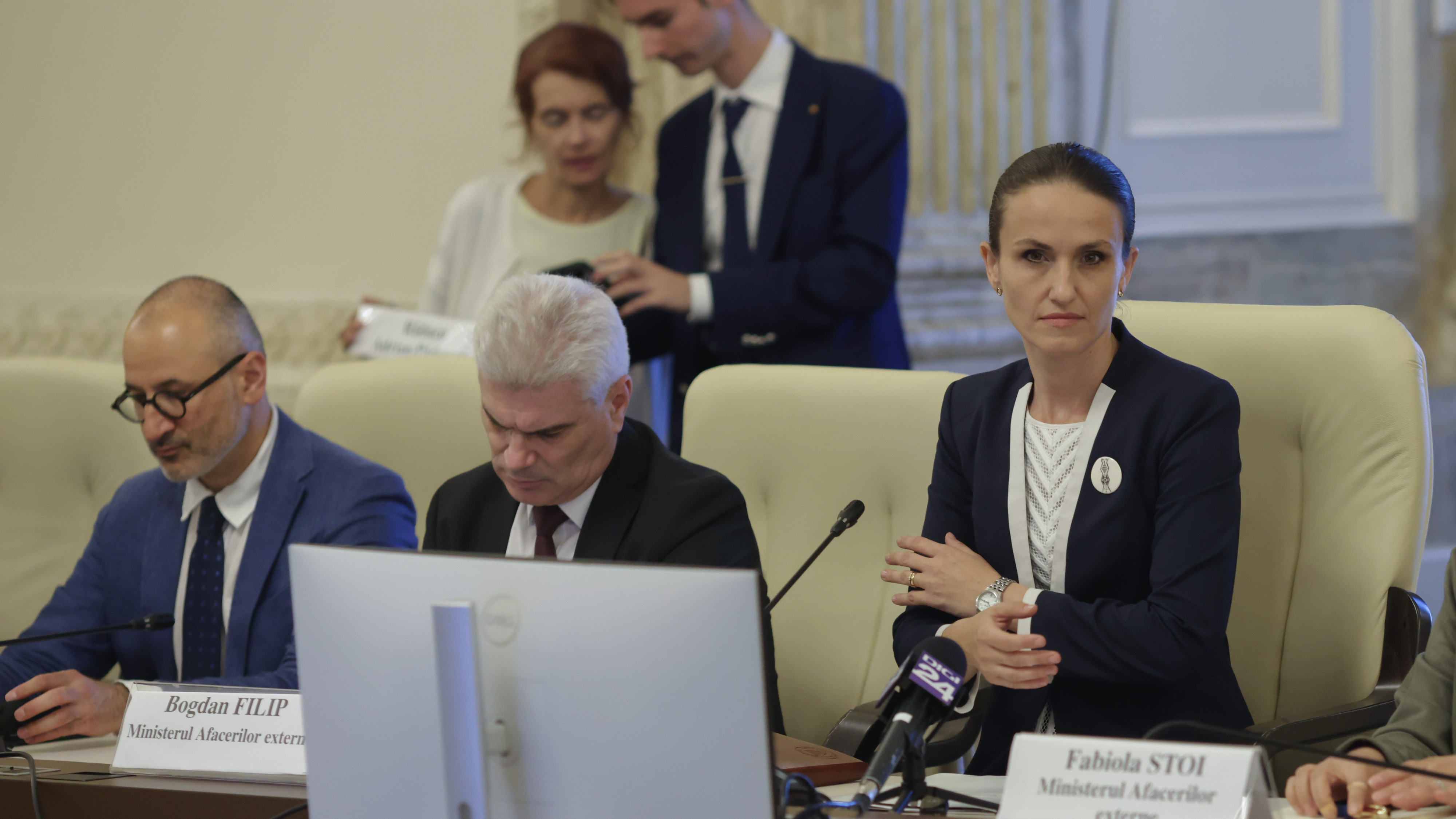 Deficit de personal la MAE. „Artificiul” la care apelează instituția pentru a avea oameni în ambasade și consulate