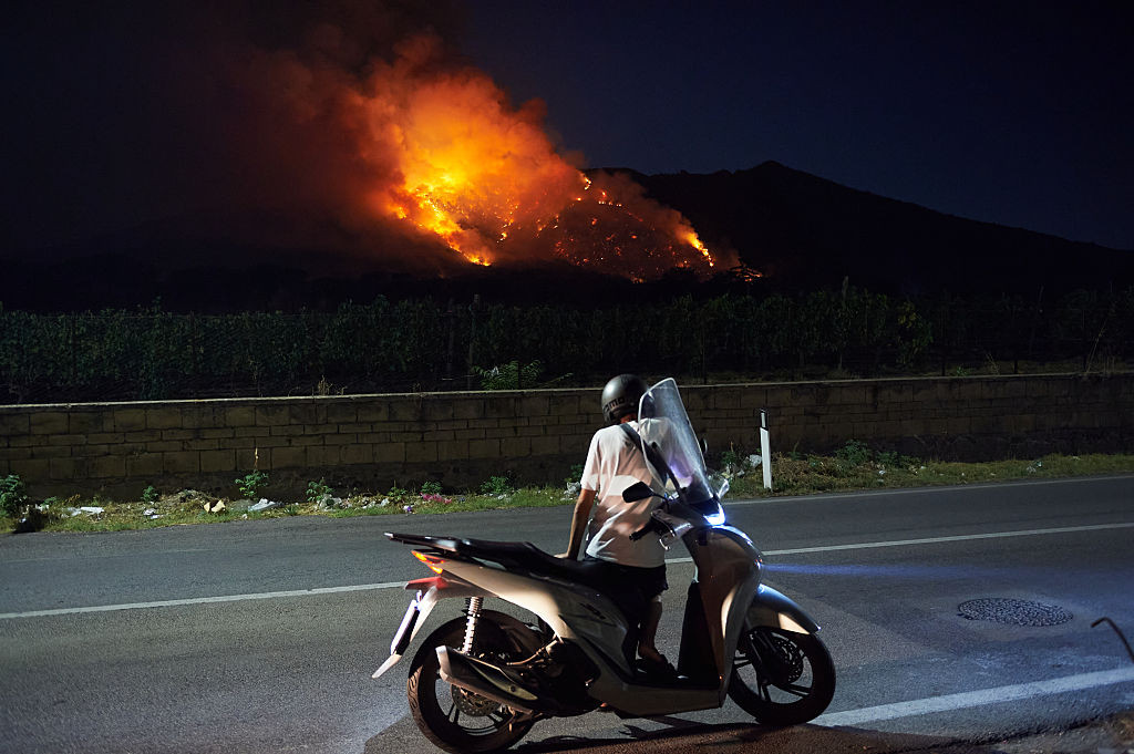 Un puternic incendiu de vegetaţie a provocat închiderea traseului către Muntele Vezuviu de lângă Napoli