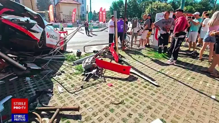 Fiul lui Mihai Leu a fost implicat într-un accident grav într-un raliu. Mașina lui a rupt un parapet de beton