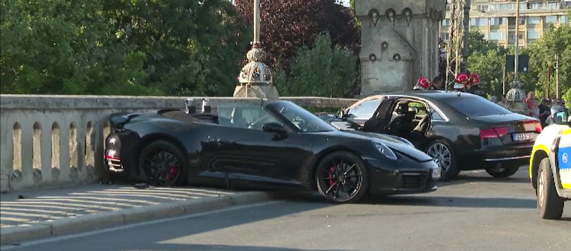 Răfuială în trafic la Timișoara. Două mașini s-ar fi ciocnit intenționat, iar polițiștii au găsit săbii într-una dintre ele