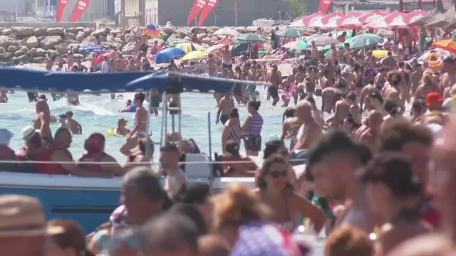 Litoralul, cel mai aglomerat weekend din an. Turiștii se plâng însă de prețuri. Cât a cheltuit o familie de patru persoane