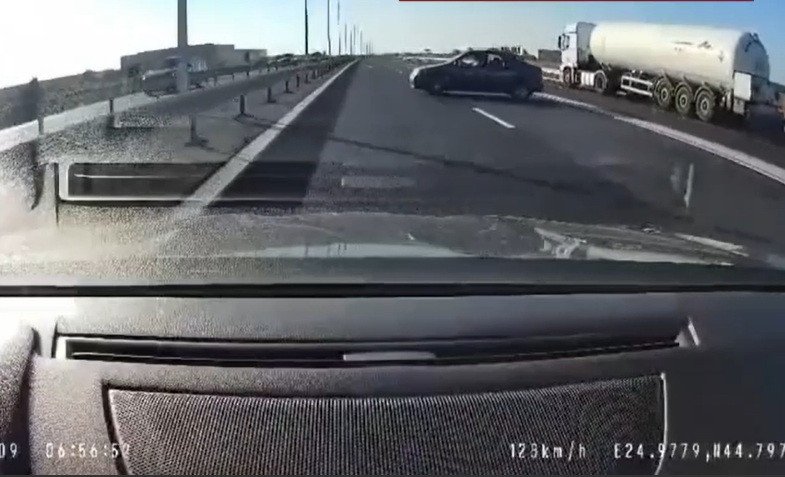 Manevră sinucigașă pe A1. Șofer de 64 de ani, lovit în plin după ce a întors brusc pe autostradă