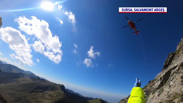 Un tânăr din Brașov a fost salvat cu elicopterul din Munții Făgăraș după ce a căzut 100 de metri într-o râpă