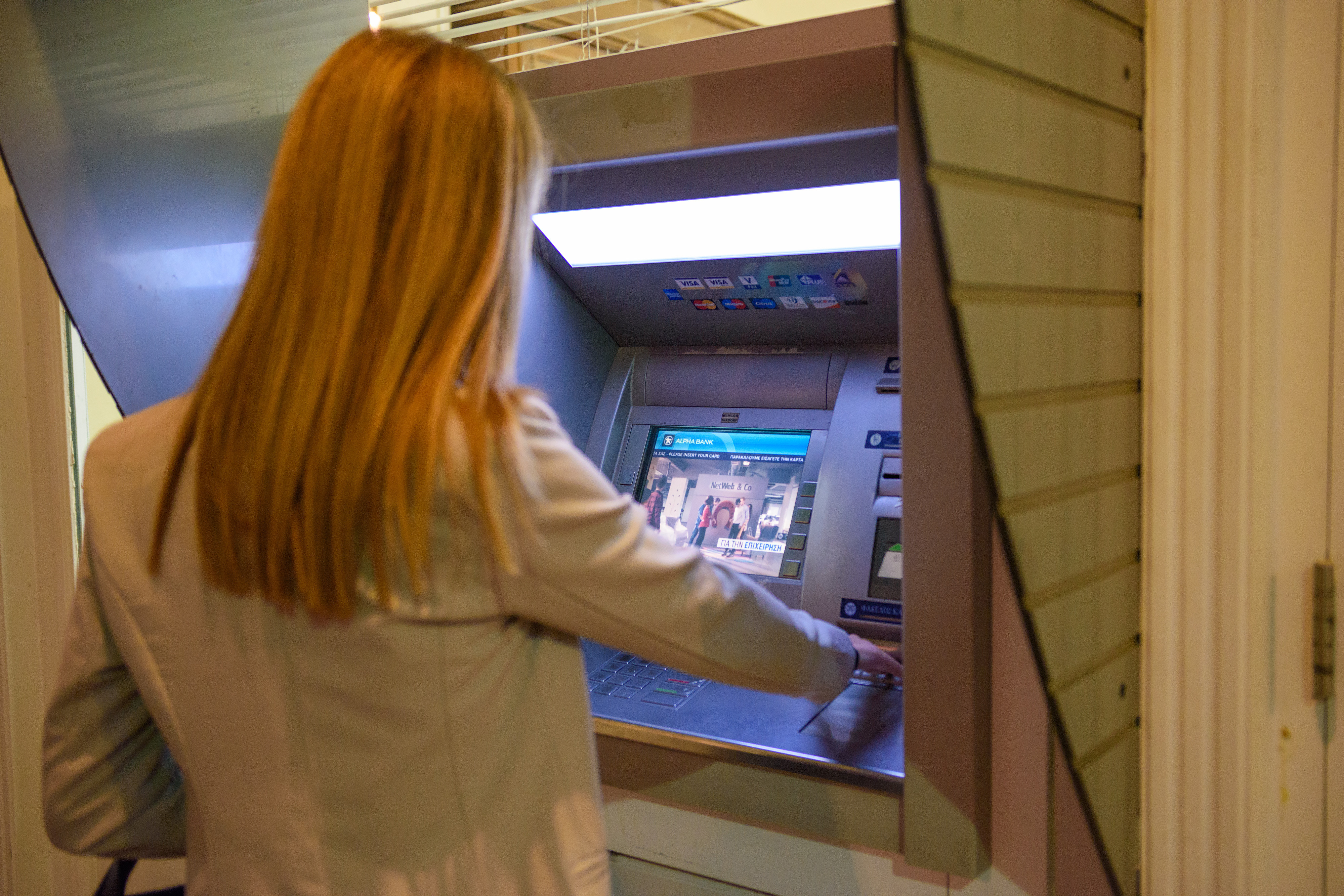 Femeie din Suceava, păcălită să ia un credit de 50.000 de lei și să transfere banii într-un cont bancar fals al BNR