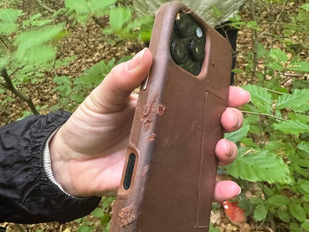 Un telefon a supraviețuit unei căderi de peste 800 de metri dintr-un avion. Cum a reușit proprietara să-l găsească intact