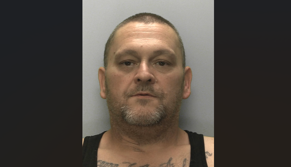 Un bărbat a locuit timp de doi ani cu cadavrul fostei sale partenere acoperit cu o pătură într-o sufragerie din UK