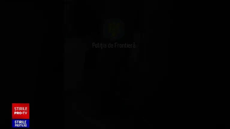 Doi bărbați, arestați după ce au încercat să introducă ilegal în România cinci migranți ascunși într-un microbuz. VIDEO