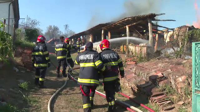 Incendii devastatoare în sudul țării. Zeci de gospodării afectate, mănăstiri și fabrici în pericol: „Ia pământul foc”