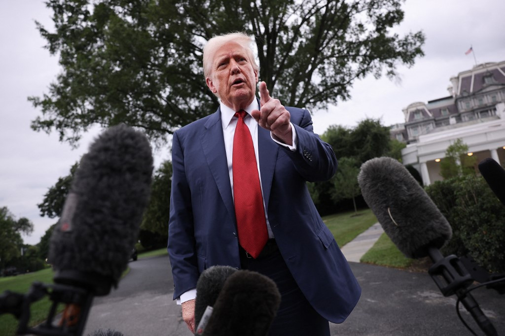 Trump l-a atacat pe Zelenski înaintea întâlnirii cu Putin și l-a avertizat: „Vor avea loc niște schimburi de teritorii”