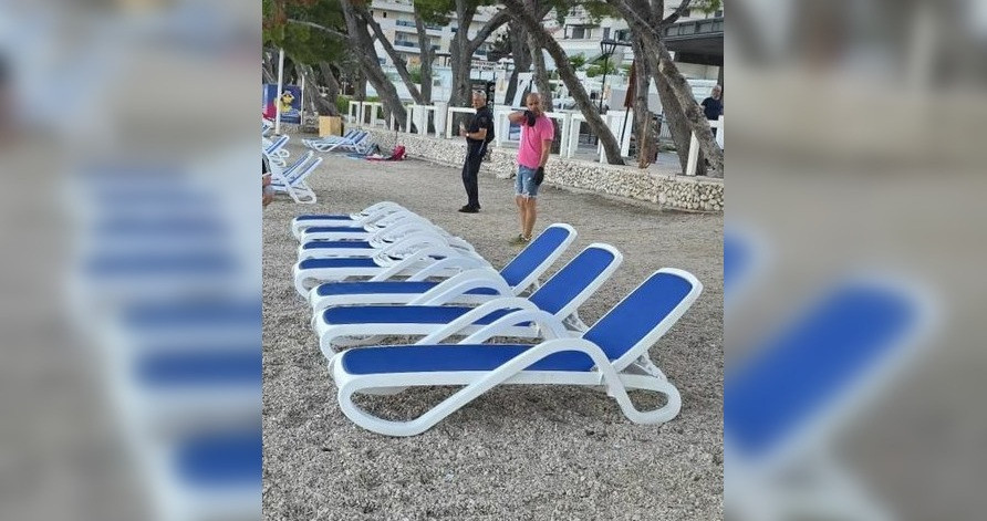 Poliția adună prosoapele lăsate de oameni ca să își rezerve locurile pe o plajă din Croația. VIDEO