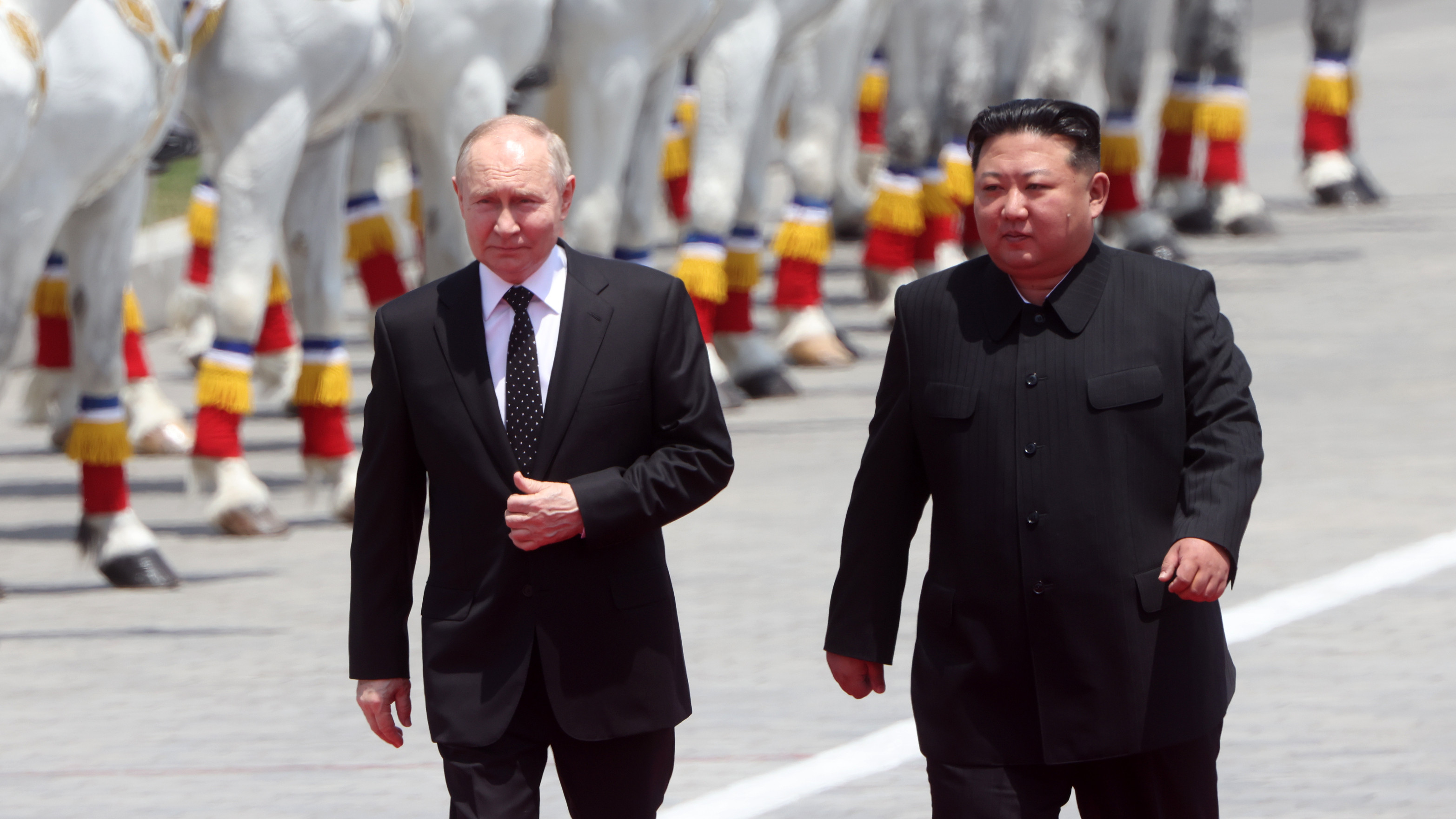 Rusia se bazează tot mai mult pe muncitori nord-coreeni. "Supușii" lui Kim lucrează 18 ore pe zi, în condiții inumane