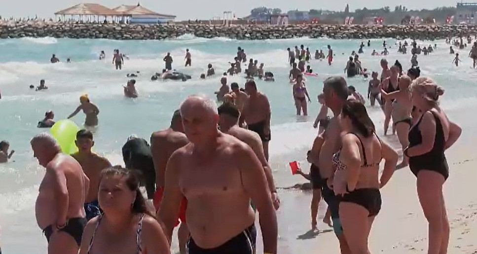 Alertă pe litoral. Mai multe gropi s-au format la mal, iar scăldatul a fost interzis. Salvamarii au înroșit fluierele