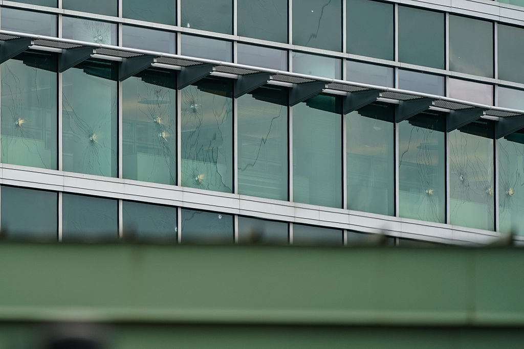 Bărbatul ”supărat” pe vaccinul COVID a tras peste 180 de focuri în atacul asupra sediului CDC din Atlanta