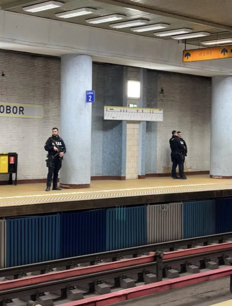 Jandarmi înarmați fotografiați la metrou. Jandarmeria Română: „Nu înseamnă că s-a întâmplat ceva grav”