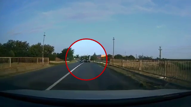 Un șofer a fost filmat în Galați când intră pe contrasens și lovește o mașină, apoi fuge de la locul accidentului