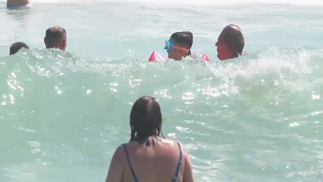 Pe litoral, salvamarii au dus o luptă continuă cu turiștii care încercau să intre în valurile mari. Pericolul este uriaș