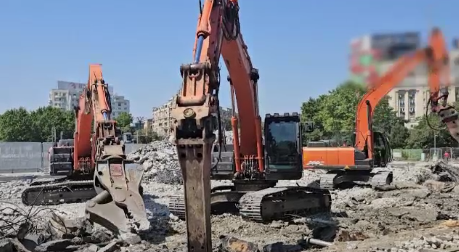 Trafic blocat și praf în Capitală: peste 30 de șantiere deschise simultan. Edilii promit reducerea lor până la 1 septembrie