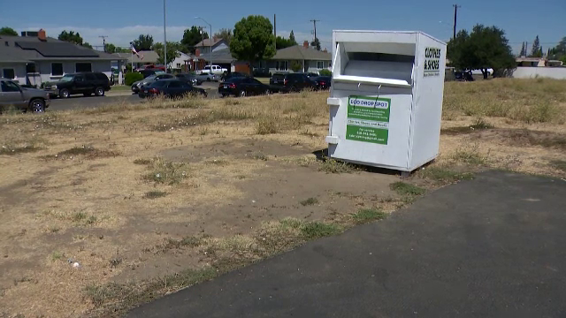 O femeie a murit după ce a rămas cu capul blocat într-un container de donații pentru haine și încălțăminte